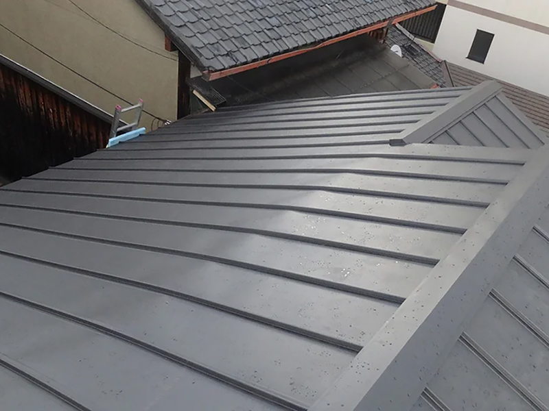 ③金属屋根を葺いた姿